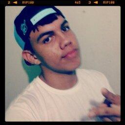 15 anos ,bacana ,engrasado e varias qualidade quem quiser me conhecer eh soh seguir