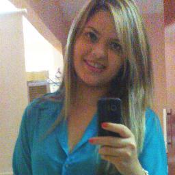 Eu sou assim, meio esquisita, muito romântica, um pouco atacada, nada perfeita e um tanto dramática.