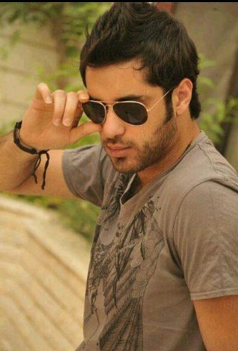 ‏تلك هي حكمتي ... كن كمن يمشي ع الرمل ولا يسمع خطااااااه ...بل يرى أثرة