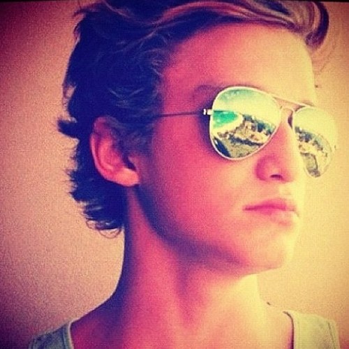 i luuuvvv cody simpson a ton and i am a fun nice crazy person that ca have a good laugh