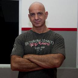 Profesor de Educación Física/Entrenador especialista en Calidad de Movimiento y Fuerza, Psicólogo Social, Fundador de Corpo São-Entrenamiento Inteligente.