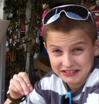 Chill, short guy age 14. Love to play football/soccer as well as gaming, music and sleepig. Check out my bros @gummileifs @bartolinion @footballskills8