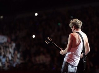im Niall, im in one direction. i sing and play an instrument with 6 strings on it!