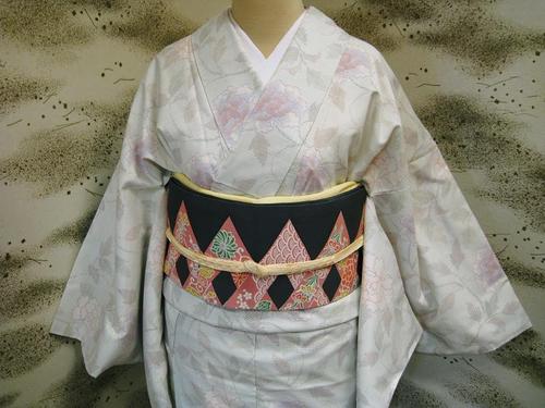 高知市本町で小さな着物屋と貸教室をしています。着付けサークルを始めて１６年目。 着付けも承っております。（現在、行われている教室は茶道、琴三弦、長唄、着付け） ピアノがとても好きみたい。
