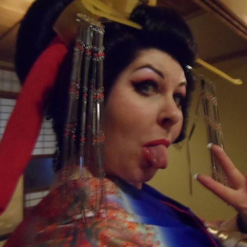 Willowburlesque's profile picture. Burlesque performer and promoter of the Kissy Kat Klub. Also a supporting actress as seen on come dine with me, Eric and Ernie the early years and shameless.