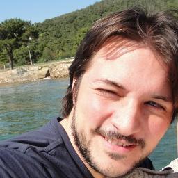 Efervesan vitaminler / Gece sütü çiğ yumurta / Sinirlenince her şeyi / Deviriyor bir yumrukta / Boyu bir seksen beş değil / Kilo 63 buçukta...