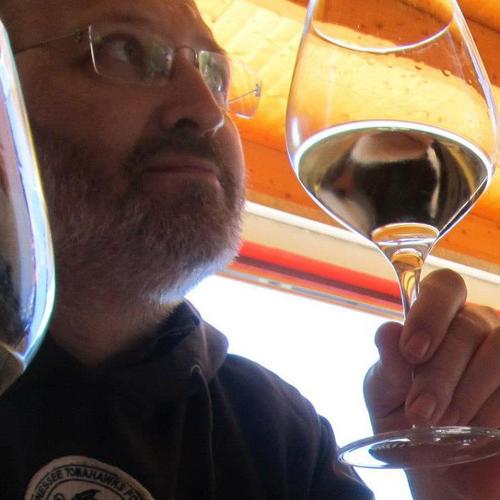 Avui un, demà un altre i pasat demà que no falte, vi clar. Now one, another tomorrow and I do not miss, wine of course ... Instagram @boxcarlos #sommelier