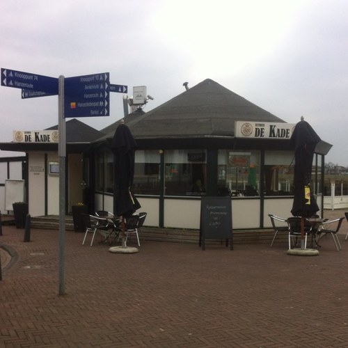 Voor een hapje en een drankje kunt u bij ons terecht binnen of buiten op het terras met 240 zitplekken, u kunt de hele dag genieten van de zon en het uitzicht!