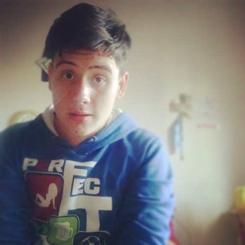 Hy guys,I'm an italian boy,I love girls,football(I'm a goolkeeper) and music...Love my friends and who follow me