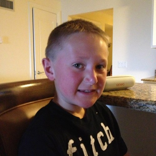 Hi my name is charlie irlam! I follow back everybody. I am also a big man united fan and macc town fan!