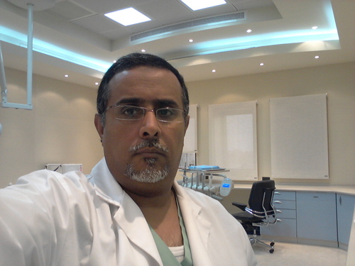 استشاري علاج الاسنان التحفظي التجميلي وزراعه الاسنان