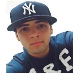 Prefiro ser assim com os meus mil defeitos, do que fingir ser alguém que eu não sou.