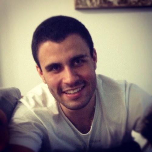 Cristão Católico, Servo, Músico, Mineiro de nascimente e Baiano de coração, Atleticano, Fisioterapeuta.✌