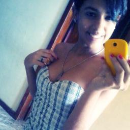 ' quando ela ouvi o tambor, ela se descontrola e começa a dançar ♪