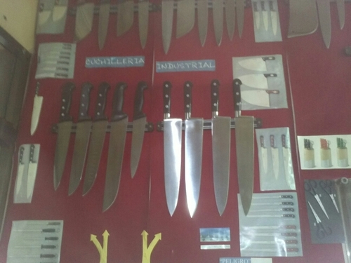 (Desde 1950) Un inmenso surtido en cuchillería industrial y doméstica, navajas de reconocido prestigio (VICTORINOX), cuchillos MUELA.. ARÉVALO(ÁVILA)