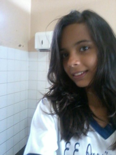 amiga, companheira, divertida, sincera e quem prescisar de um ombro amigo sabe onde me acharr