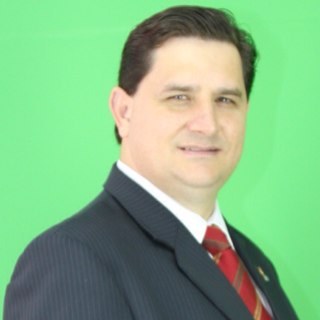 Esposo, pai, pastor e amigo.