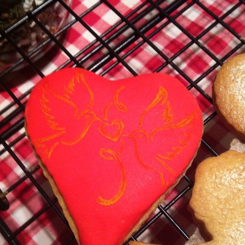 I am Queenie's Bakehouse a scratch bakery. I supply delicious cakes and bakes. Specialising in vintage cakes and vintage tea parties.