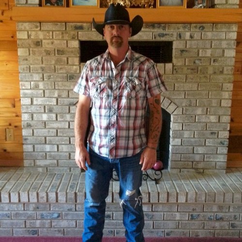 Yankees & Cowboys fan. Love country music. Jason Aldean, Eric Church, & Luke Bryan.