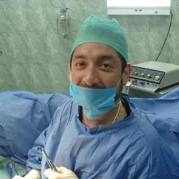 Dr. Armando Caloca is a traumatologist and orthopedic surgeon, specialized in problems of the spinal column and in minimum invasion surgery.