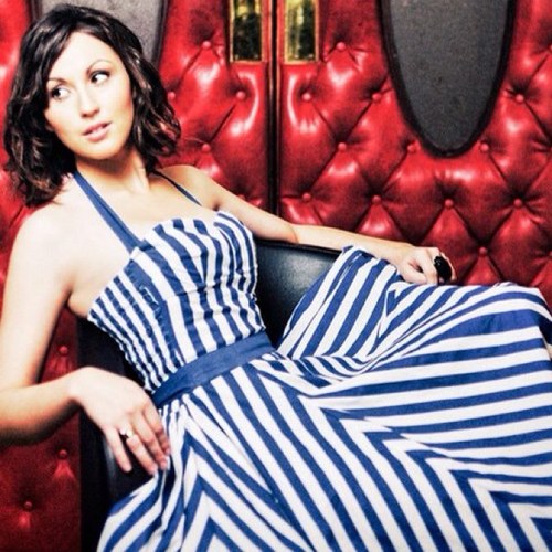 chanteuse/accordioniste/songwriter      enquiries: emmahamiltonmusic@gmail.com