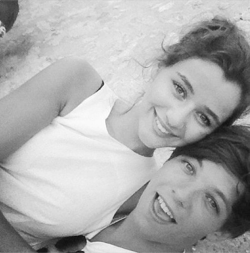 Soy directioner,amo la pareja de Eleaunor son lo mejor del mundo y mi twitter es dedicado a ellos :)