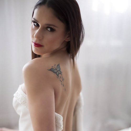 28 yr old aspiring model.