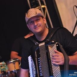 SOU CARA BACANA E SONHADOR TENTANDO ALMEJAR MINHA CARREIRA COMO SANFONEIRO ESTOU ESTUDANDO PARA ISSO, TOCAR COMO MEU PAI TOCA.