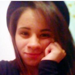 :): Sou chata, apaixonada, irritante, ciumenta, feia, ignorante, cachaceira, gay, vesga, abandono amigos, viciada em dorgas&games amo patos e pudim.