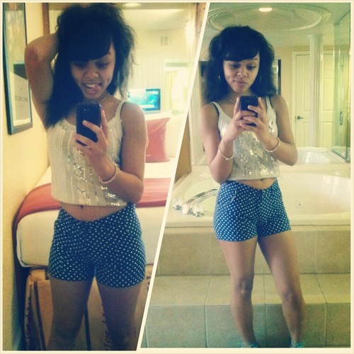 No need for a Bio, came this far look at that White button, It's SEXY right? I'd tap that (; ❤
