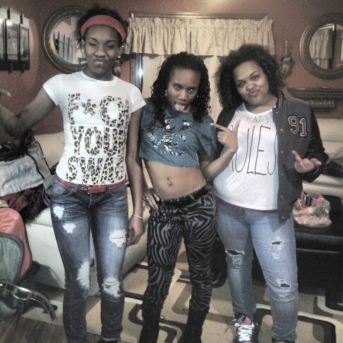 iiLOVE TALKiN SHiT &D FiQHTiN iF YU DONT LiKE THAT THEN BEAT iT' FOLLOW MY LiL HOMiES @PichePresiosa & @GunnzNx_Rosess 3