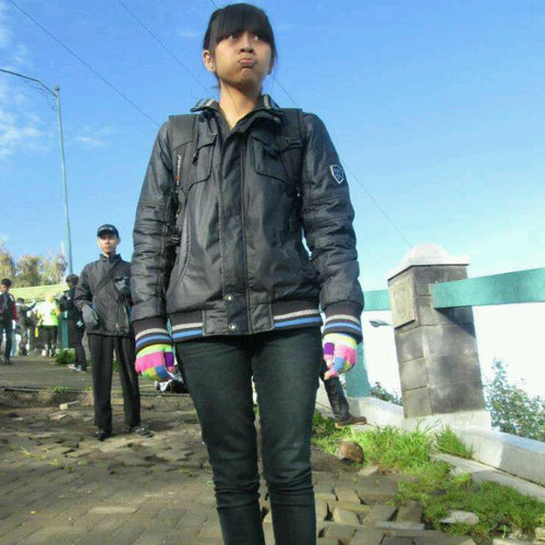 Aku sudah rajin kuliah. Sudah berhenti bandel. Kamu, sudah mau balikan sama aku?