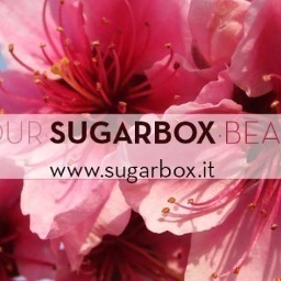 Sugarbox è la box che ogni mese porta alle donne un esclusivo momento di bellezza, è l’accesso a un mondo fatto di prodotti altamente selezionati e di qualità.