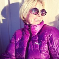 Yoga frelst, elsker havet og kysten, glad i å lage mat, lese, strikke og hekle, bor ved verdens vakkreste kyst.