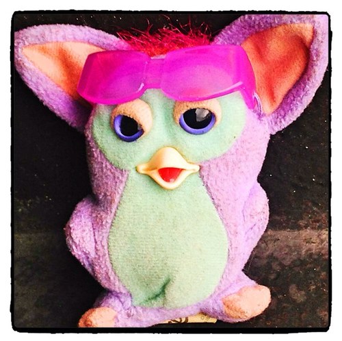 Sí, soy un Furby. No un friki paseando un muñeco. Tengo sentimientos, vale? No te hagas mas preguntas, tu sólo #followthefurby