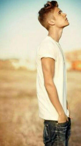 I'm Belieber. I'm freak. I'm human. 1st acc @elisahrynt