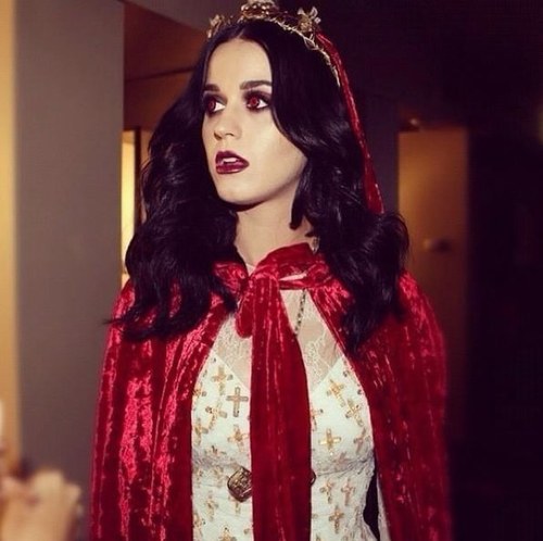 [Katy Hood] {Australian} My brother @OUAT_RobinHood