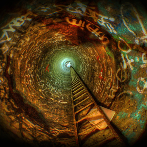 Interactive webdoc about the Catacombs of Paris. 300 km of underground galleries to explore outside de law. Directed by @monigotevlc