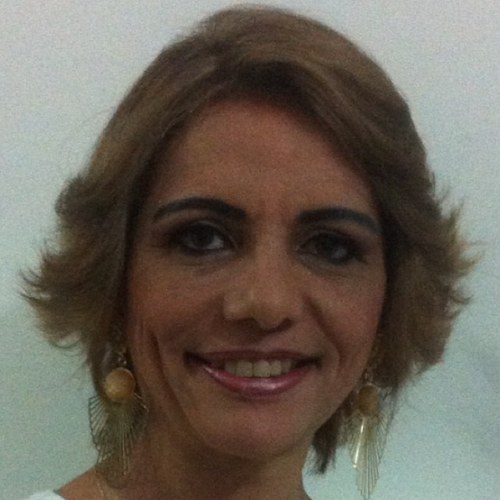 Esposa, Mãe leoa, coruja, amiga, profissional, inquieta, estudiosa, leitora voraz, introspectiva, alegre, contraditória, leal, guerreira, otimista - INTENSA.
