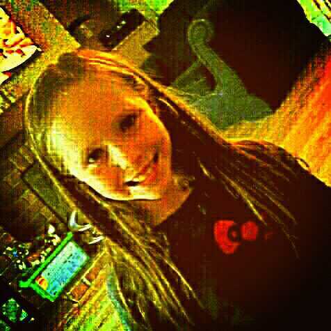 hey! normal girl hear follow me and ill follow back see yah Katie_biebs here! grasheas