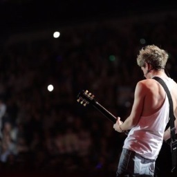 im Niall, im in one direction. i sing and play an instrument with 6 strings on it ! parody account