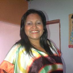 Madre abnegada, profesional y confecciono lenceria para el hogar.