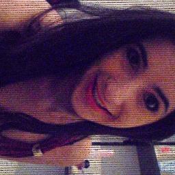 Um sorriso é a curva mais bonita do corpo de qualquer pessoa :)