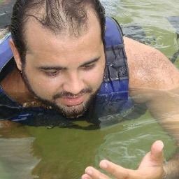 Homem,
Que adora ler, praticar esportes e leva a sério o trabalho.
Que odeia mentira e briga pelo justo.
Que é acadêmico em Direito e Radialista.
