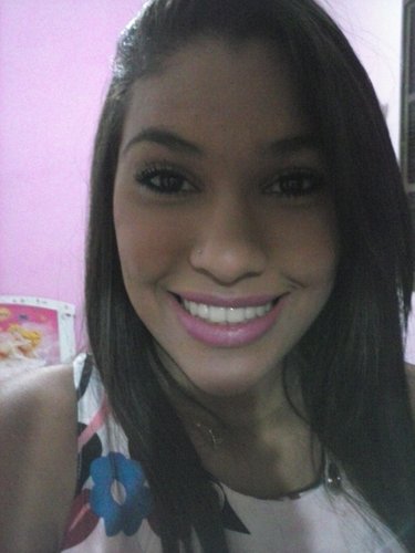 Sou braços, sorrisos, ânimos, bom humor , sarcasmo, preguiça e sono. Musica alta e silêncio. Serei o que você quiser, mas so quando eu quiser !