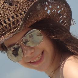 Amo dançar,gosto de praia e sorvete.amo estar com meus amigos,adoro animais.estudo no colegio objetivo,nasci no dia 14/09/2001.Me siguam q eu vou te segir.