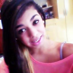 Sou Uma Pessoa Humilde , Alegre , um pouco irônica! Gosto de fazer Amizades! (: