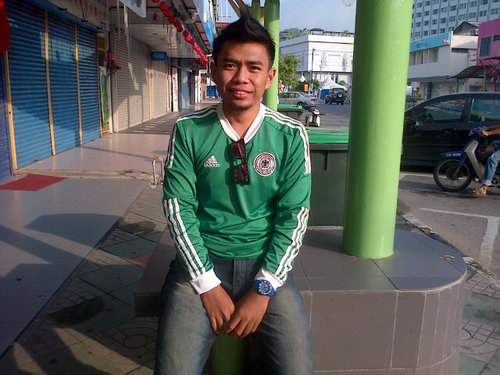 Alwayz MANCHESTER UNITED fans....... ;))
   Manchester alwayz is RED...
   #GGMU