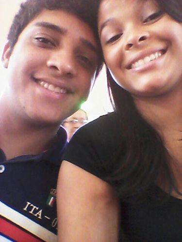 Gosto de viver a vida com muito amor e na bagunça com os meus amigos...........=D
