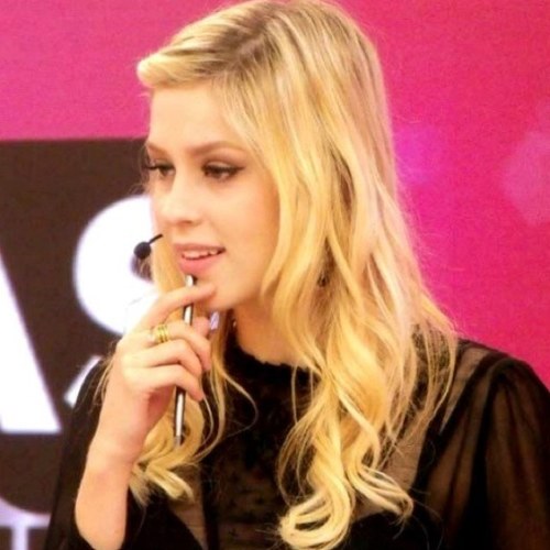 Vc é a escada da minha subida, vc é o amor da minha vida, é o meu abrir de olhos ao amanhecer, verdade que me leva a viver @sophiaabrahao